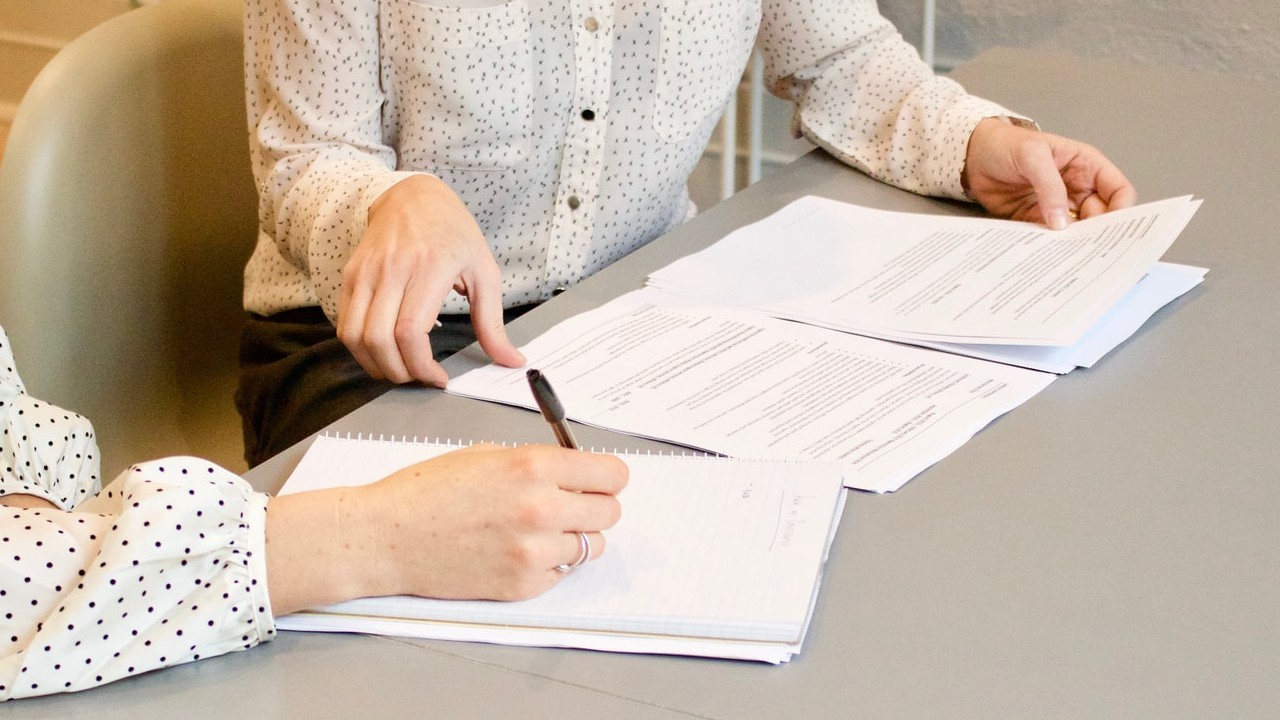 ¿Qué dicen las letras pequeñas en los contratos bancarios?