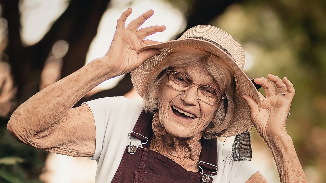 ¿Los adultos mayores deben declarar sus ingresos al SAT?