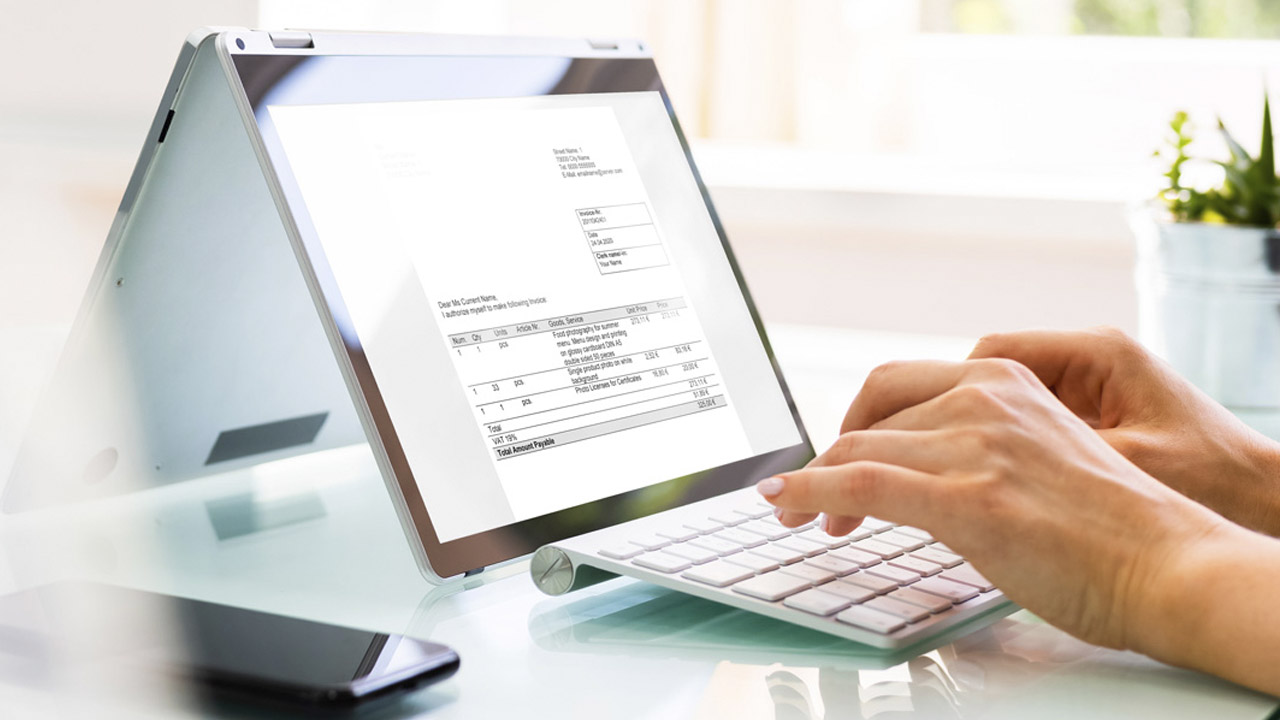 ¿Es delito facturar a nombre de otra persona?: SAT