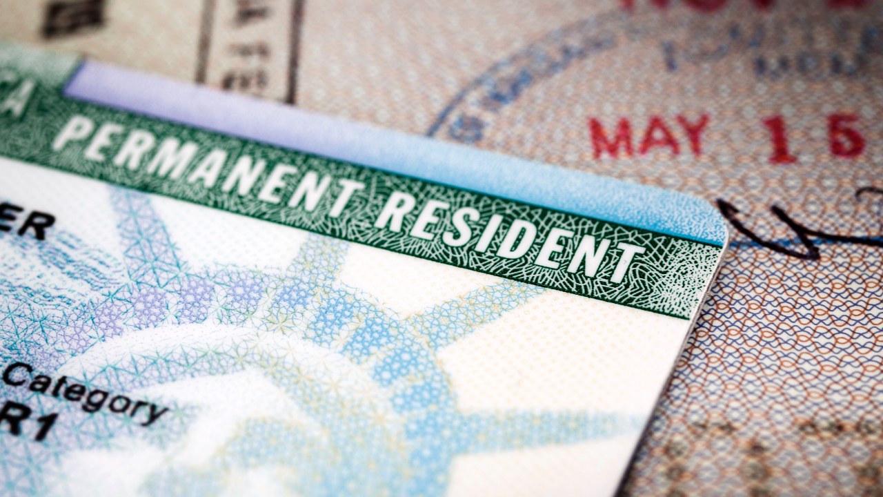 ¿Buscas apoyo para una Green Card?, primero necesitas este ingreso