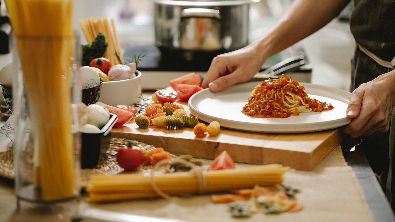 Esta chef comparte 6 consejos para ahorrar dinero en la cocina