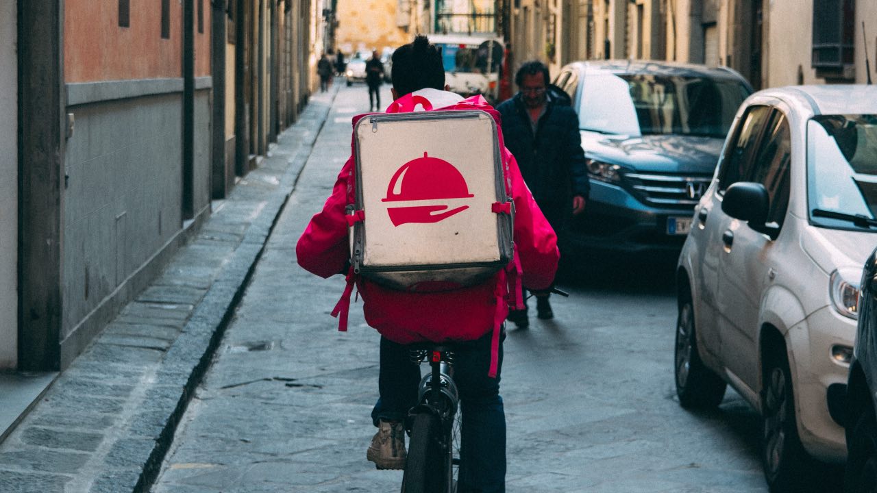 Nuevo impuesto para apps de entrega de comida entrará en vigor en 2022