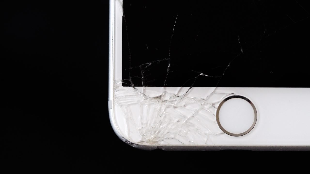 ¿Es posible reparar la pantalla de tu smartphone por tu cuenta?