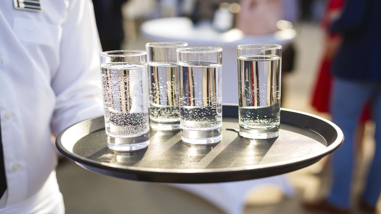 ¿Es legal que los restaurantes y bares cobren por pedir agua?