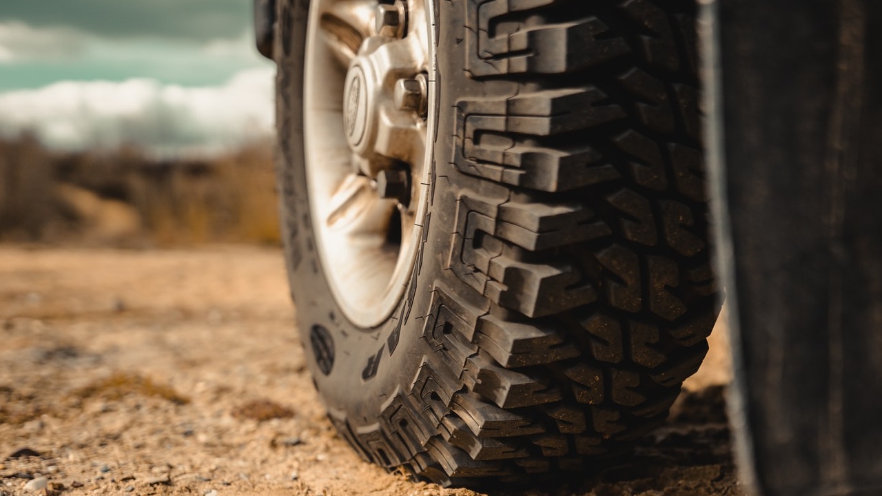 ¿Aún no sabes como cambiar una llanta ponchada?, te decimos cómo.