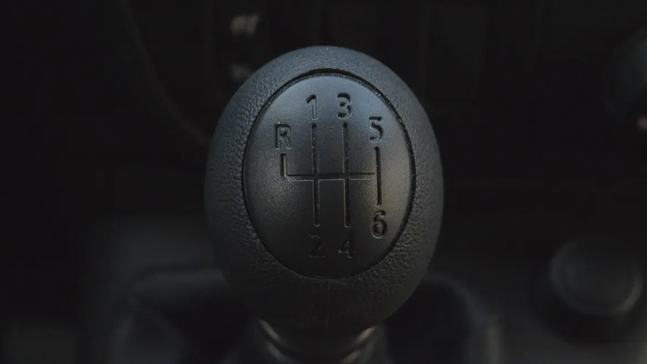 ¿Manejas tu auto en neutral para ahorrar gasolina?, puedes ser multado