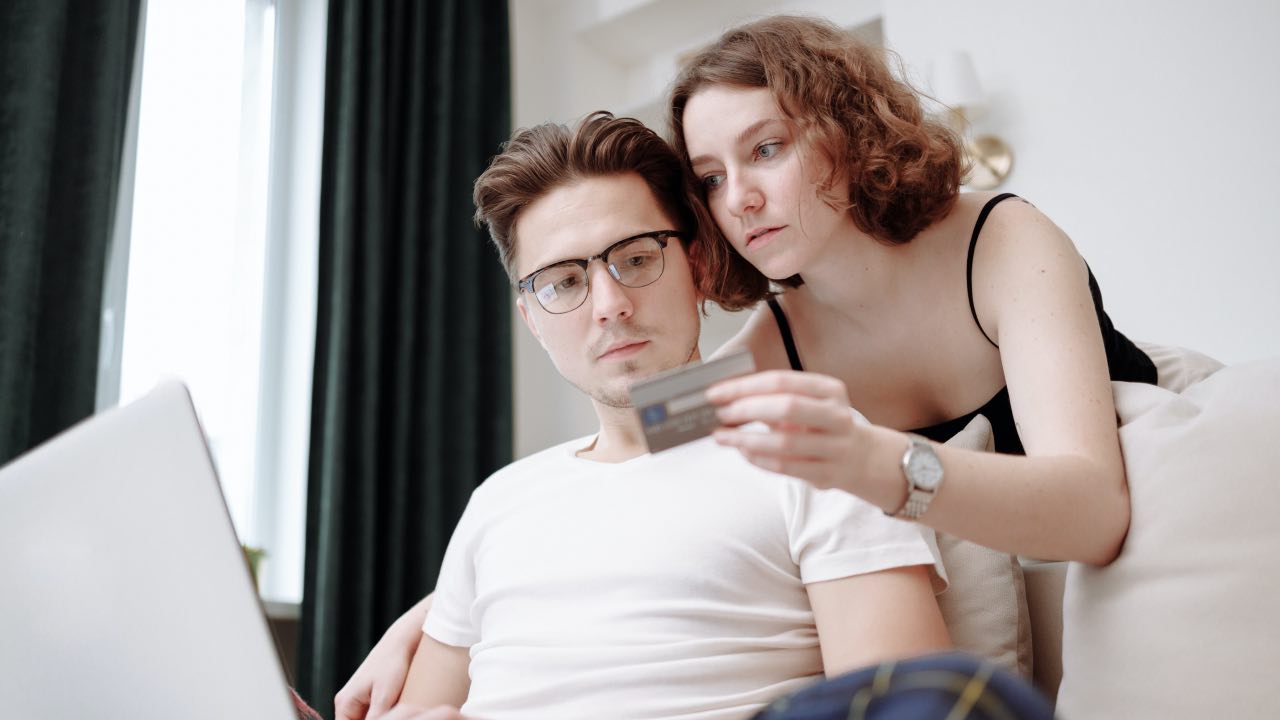 ¿Debo pagar anualidad por cada tarjeta de crédito adicional?