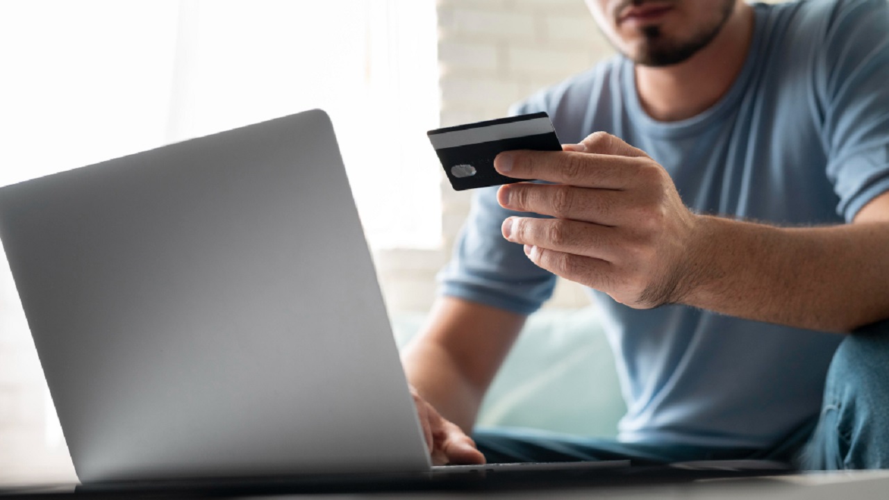 ¿Cómo se genera saldo negativo en una tarjeta de débito y qué hacer al respecto?