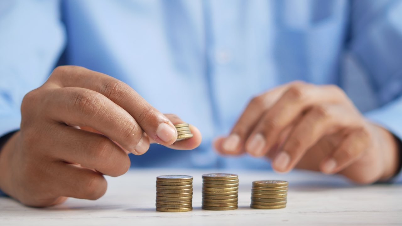 Cómo ahorrar 2 mil 475 pesos solo con monedas de 5 pesos