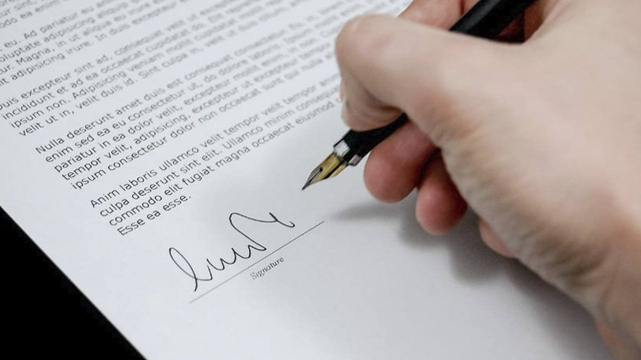 ¿Es mejor contratar un seguro en dólares o UDIs?