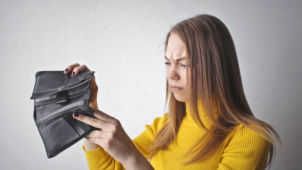 ‘Gastos fantasma’: Qué son y cómo hacen que tu dinero se vaya a la basura