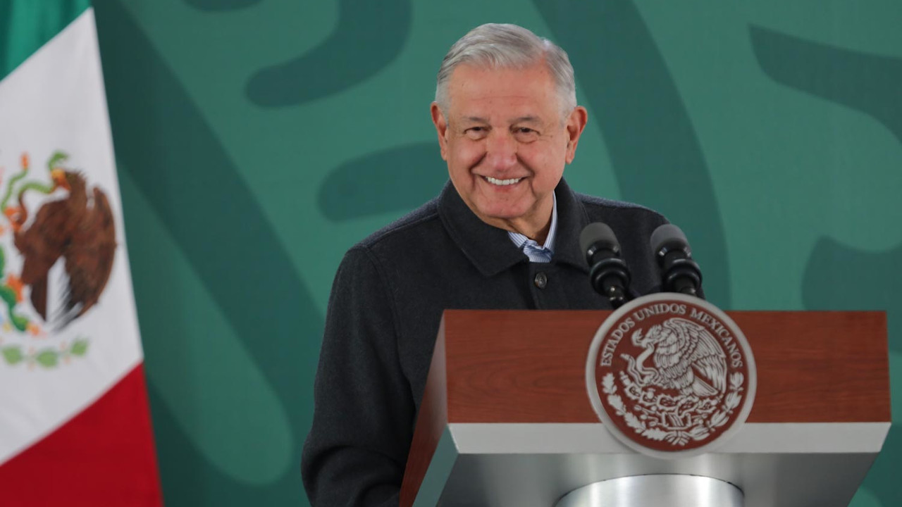 Agradece AMLO apoyo del embajador Ken Salazar a su reforma eléctrica