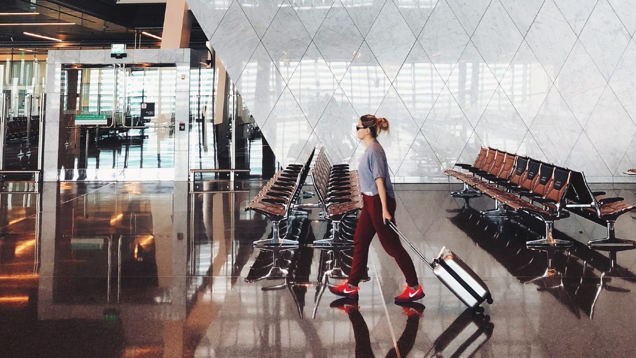 Descubre cómo cancelar un vuelo sin que tu aerolínea te multe