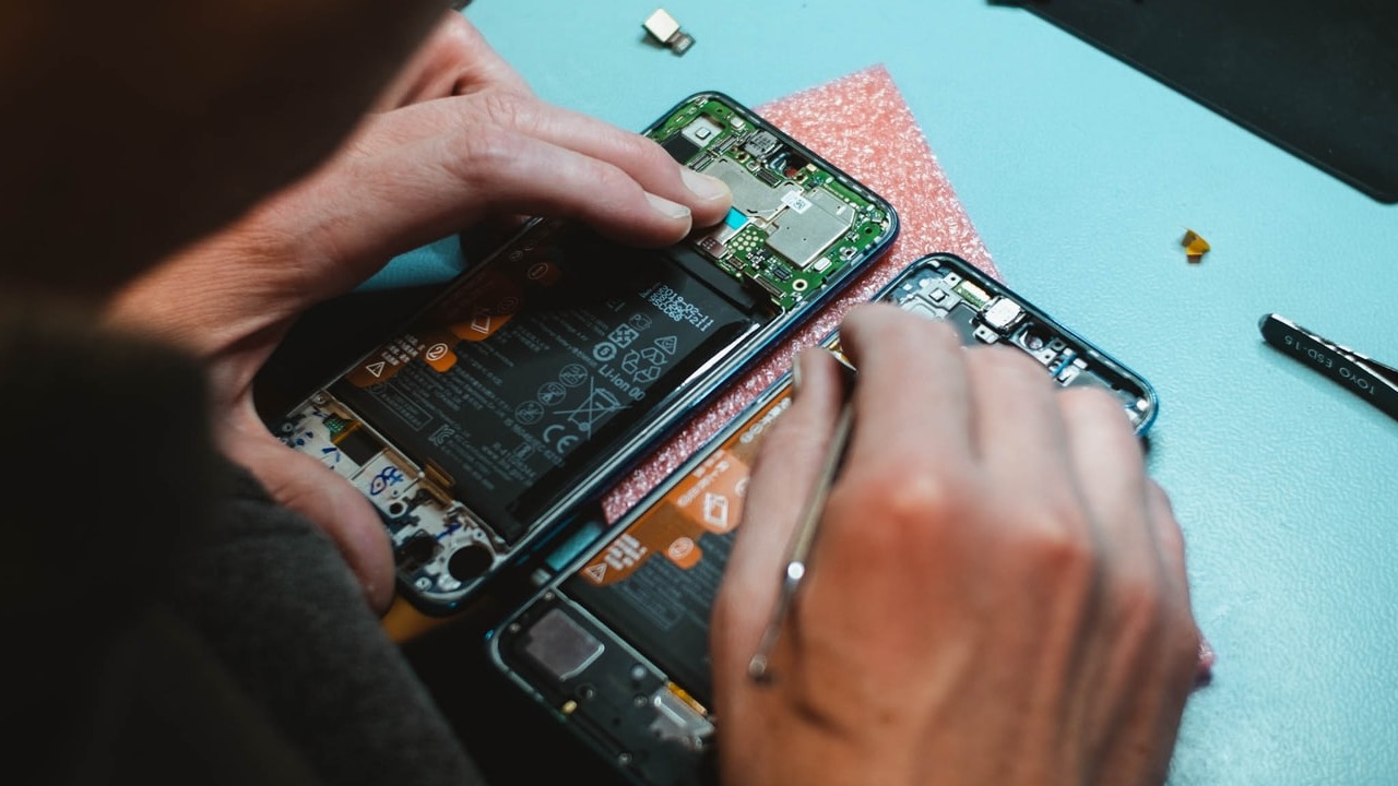 ¿Es mejor comprar un celular nuevo o reparar el viejo?, descúbrelo