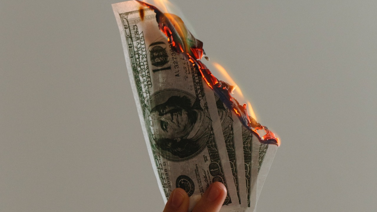 Errores comunes al gastar dinero, ¿cometes alguno?