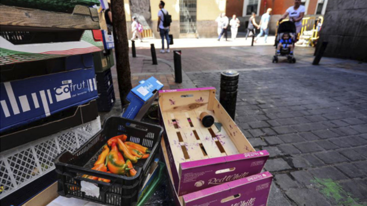 ¿Es ilegal tirar alimentos en la calle?