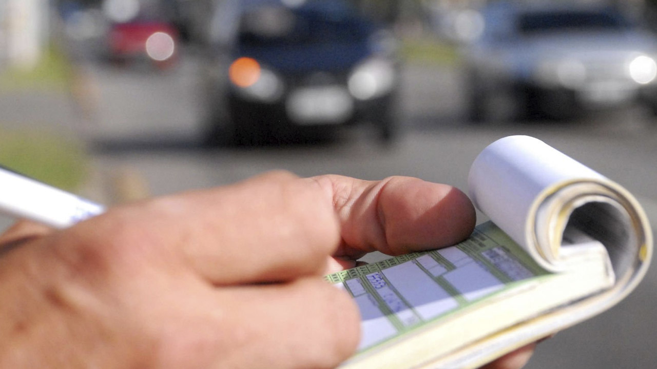 ¿Qué debo hacer si no tengo dinero para pagar una multa de tránsito?