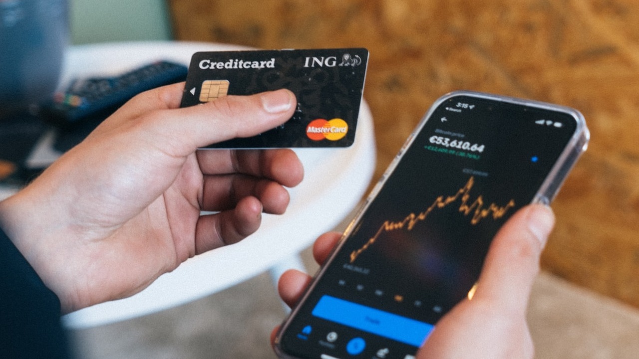 ¿Qué debes hacer para ahorrar y no caer en deudas con tu tarjeta de crédito?, descúbrelo.