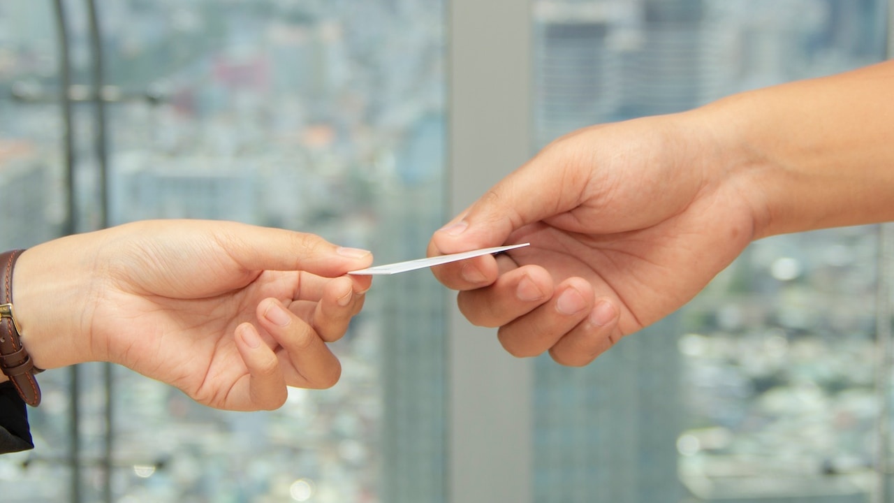 ¿Prestas tus tarjetas de crédito? Ten cuidado