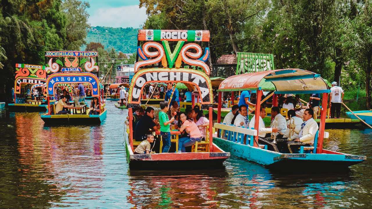 ¿Cuánto cuesta un paseo en trajinera en Xochimilco?