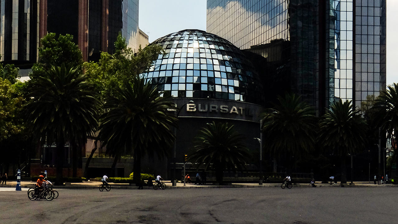 ¿Por qué hay empresas que buscan deslistarse de la BMV?