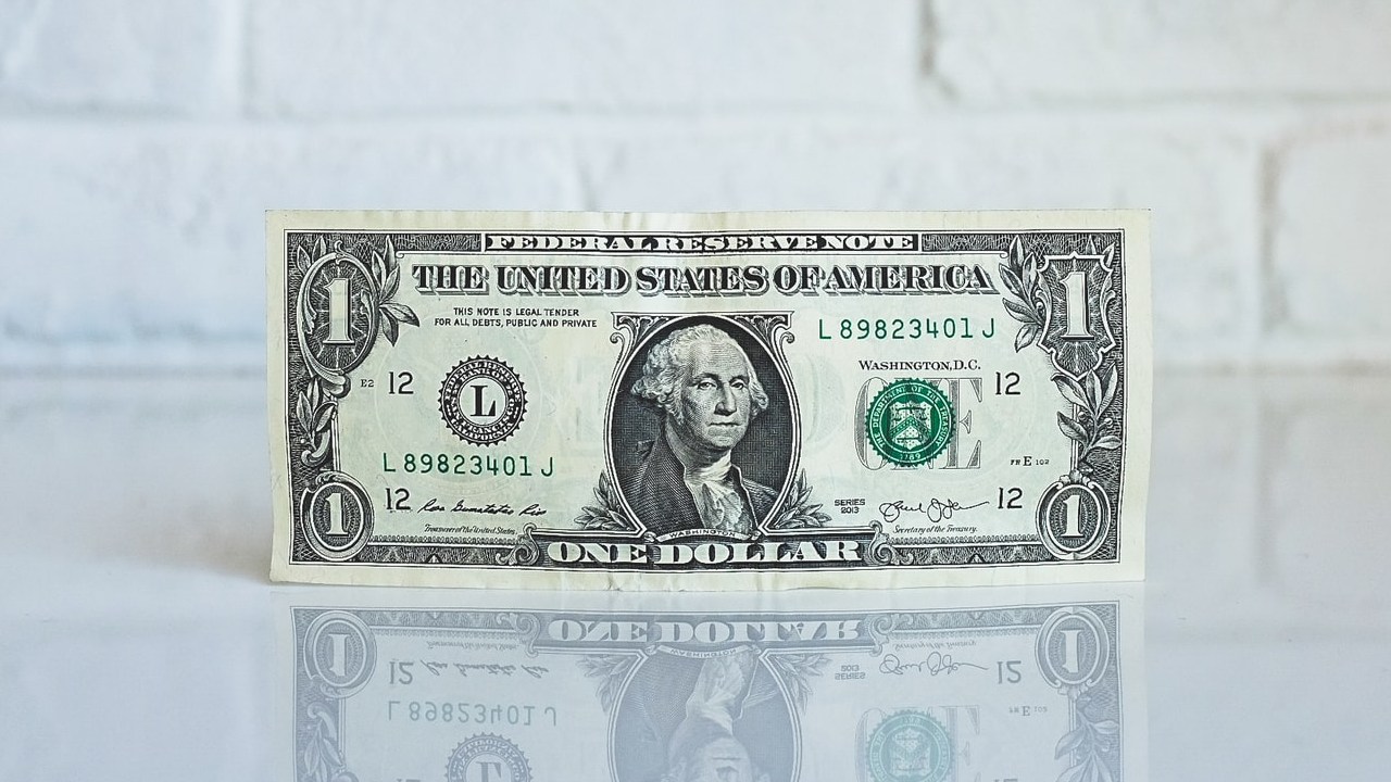 El caso del hombre que cambió billetes falsos por reales.