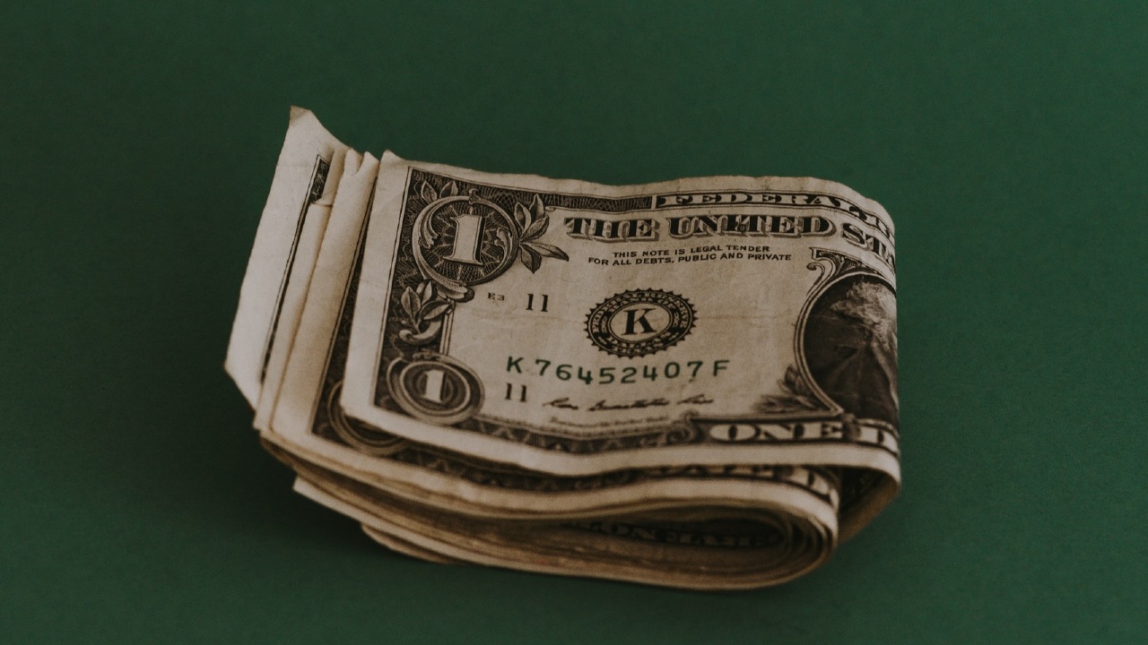 El caso del hombre que cambió billetes falsos por reales.