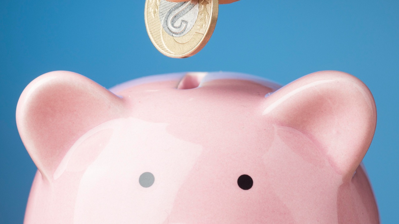 ¿En qué no debes gastar tus ahorros cuando tienes deudas?