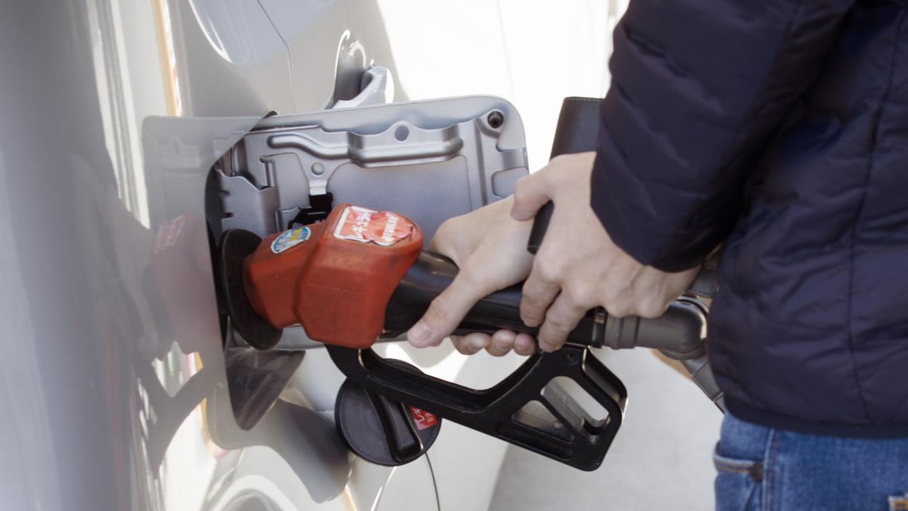 ¿Sabes por qué la gasolina es más barata en México que en California?