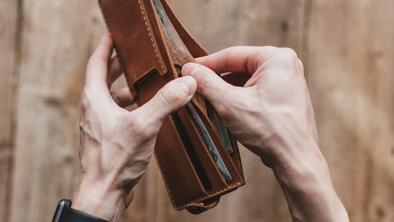 ¿Cuánto dinero desembolsan los mexicanos en gastos hormiga?