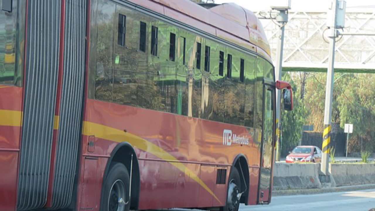Conductores del Metrobús podrán reportar placas de los autos que invadan su carril