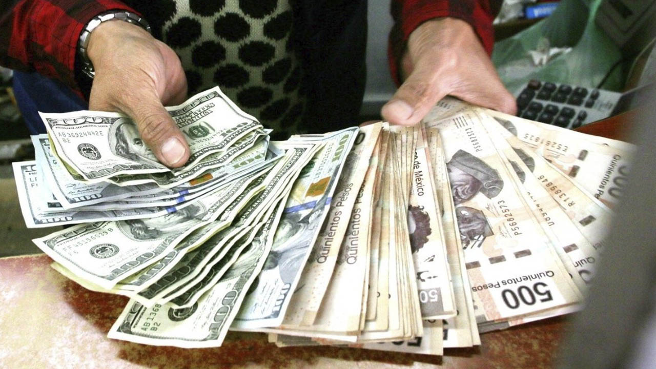 Dólar ‘frena racha’ del peso al cierre de su tipo de cambio: 05 de abril 2022 México