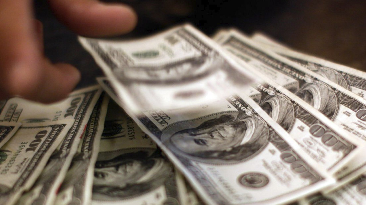 Dólar aprovecha en espera de comentarios del Fed