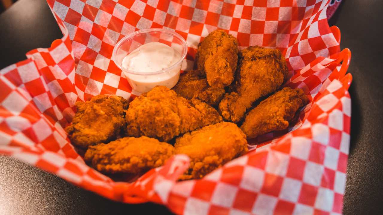 Viral: Mesera de Hooters revela cuánto gana en propinas