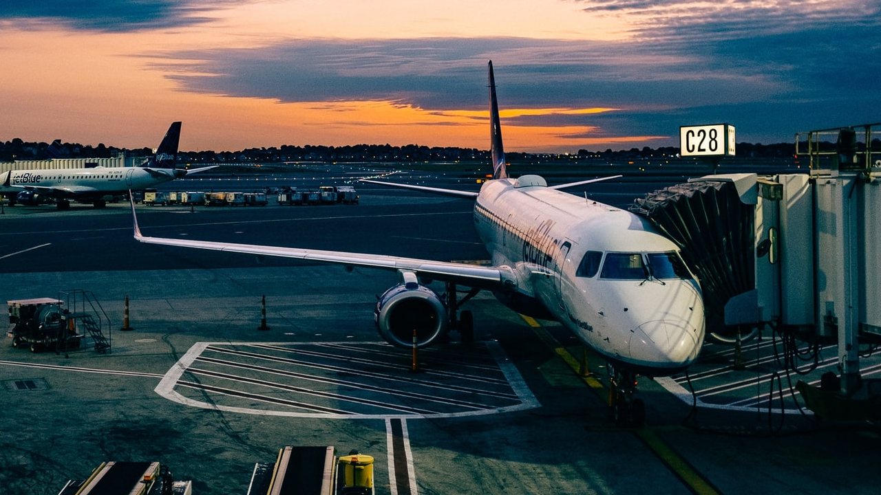 Conoce las aerolíneas que te hacen descuento con INAPAM