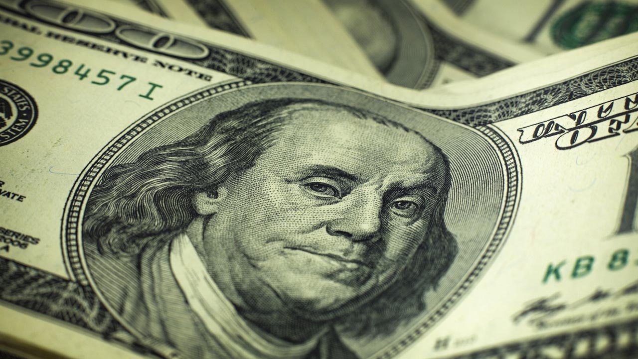 El dólar tiene un desempeño mixto esta jornada