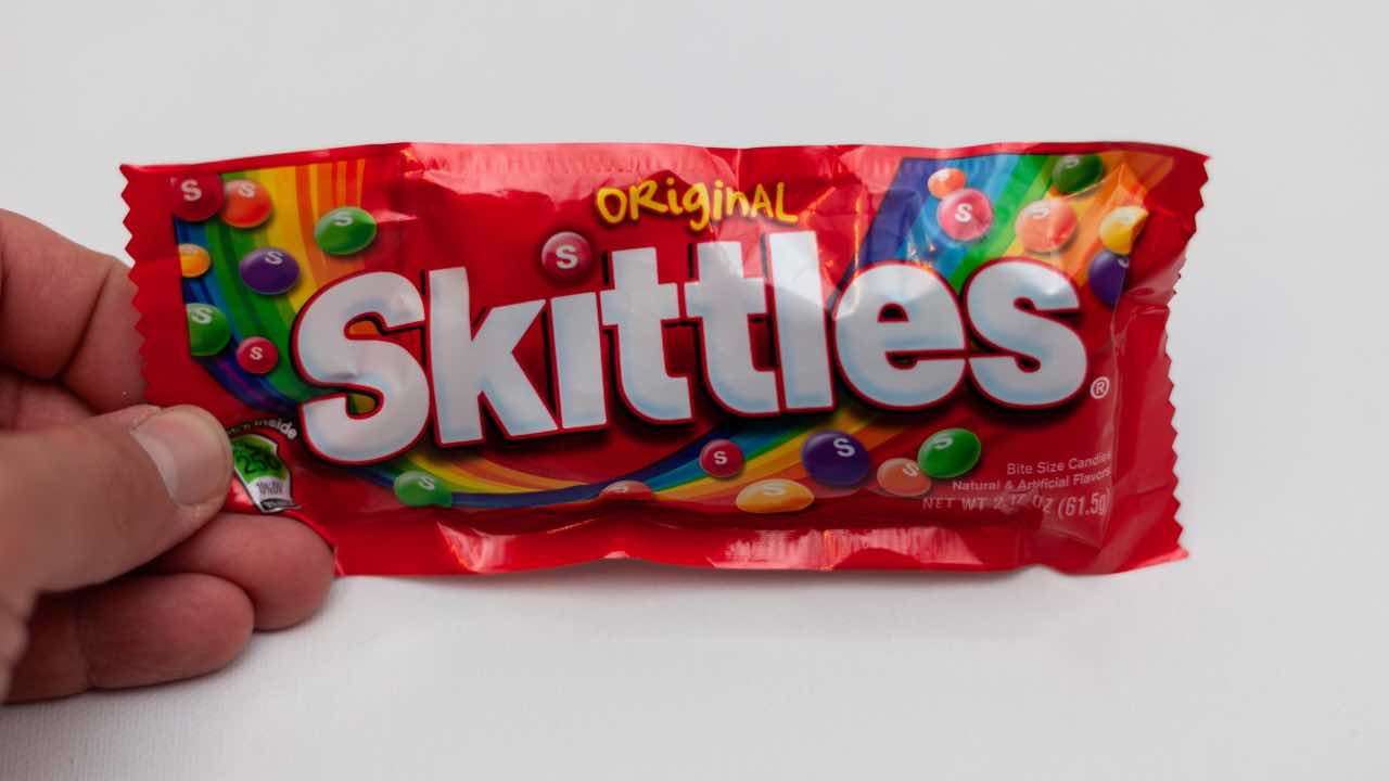 ¡Aguas con los Skittles! Cofepris alerta por pedazo de metal en estos dulces