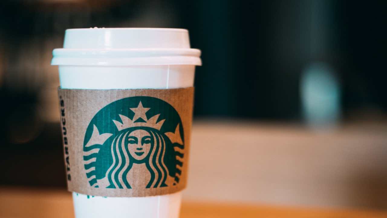 STARBUCKS PROHÍBE a pequeñas cafeterías que vendan ‘FRAPPUCCINO’