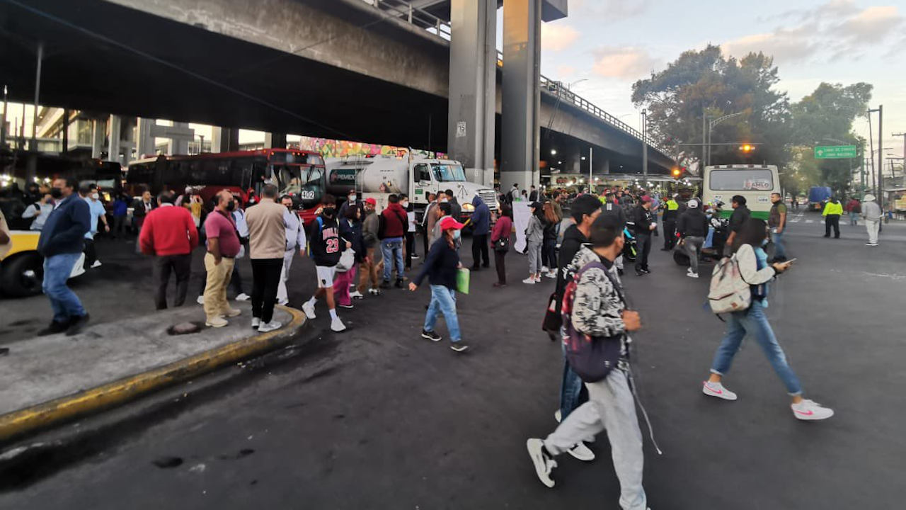 Transportistas BLOQUEAN vialidades en CDMX: ¿Cuáles son las razones?