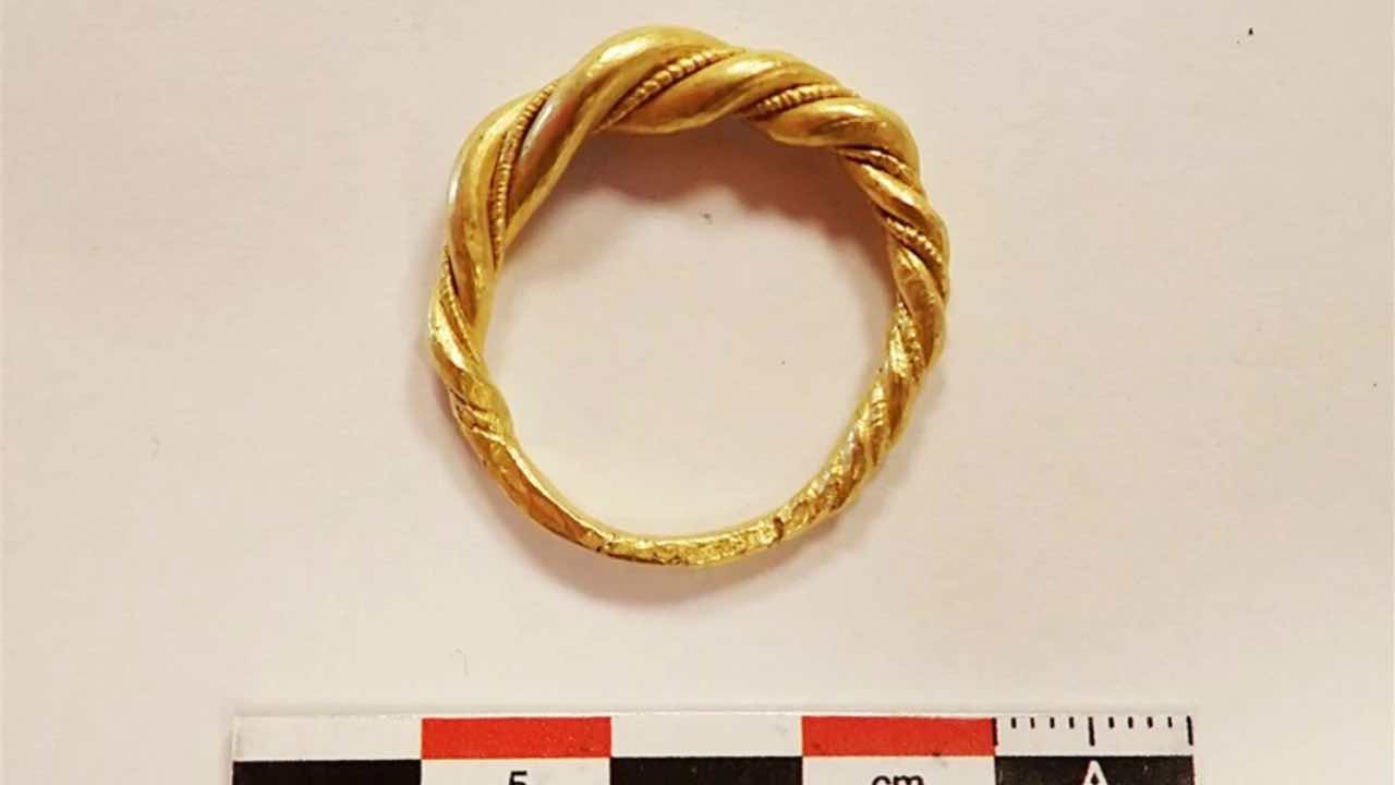 Compró chácharas por internet y recibió un anillo vikingo de oro puro