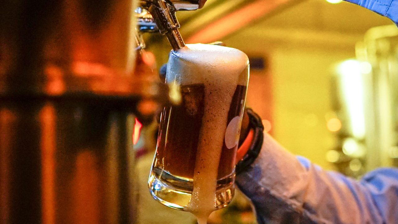 ¿Cuántos litros de agua se necesitan para producir una sola cerveza?