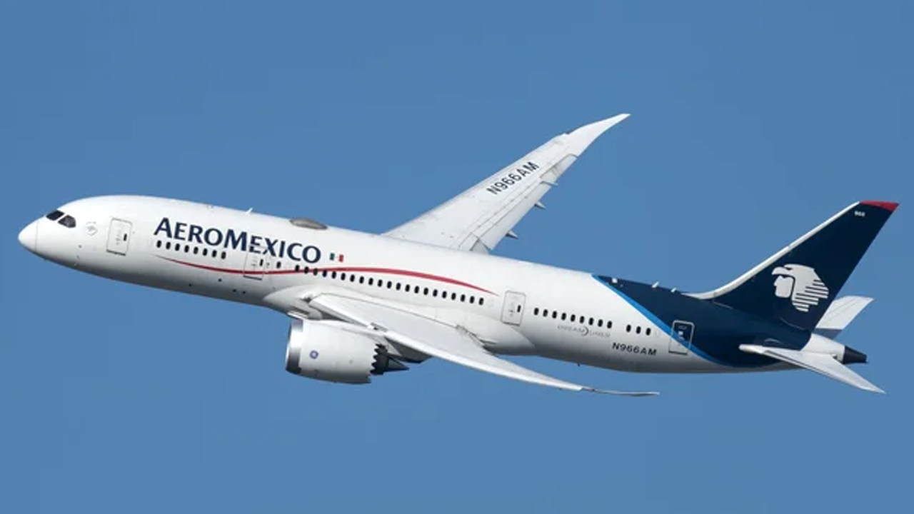 ¿Quieres trabajar en los cielos? Aeroméxico lanza BECA a MUJERES para SOBRECARGO y PILOTO