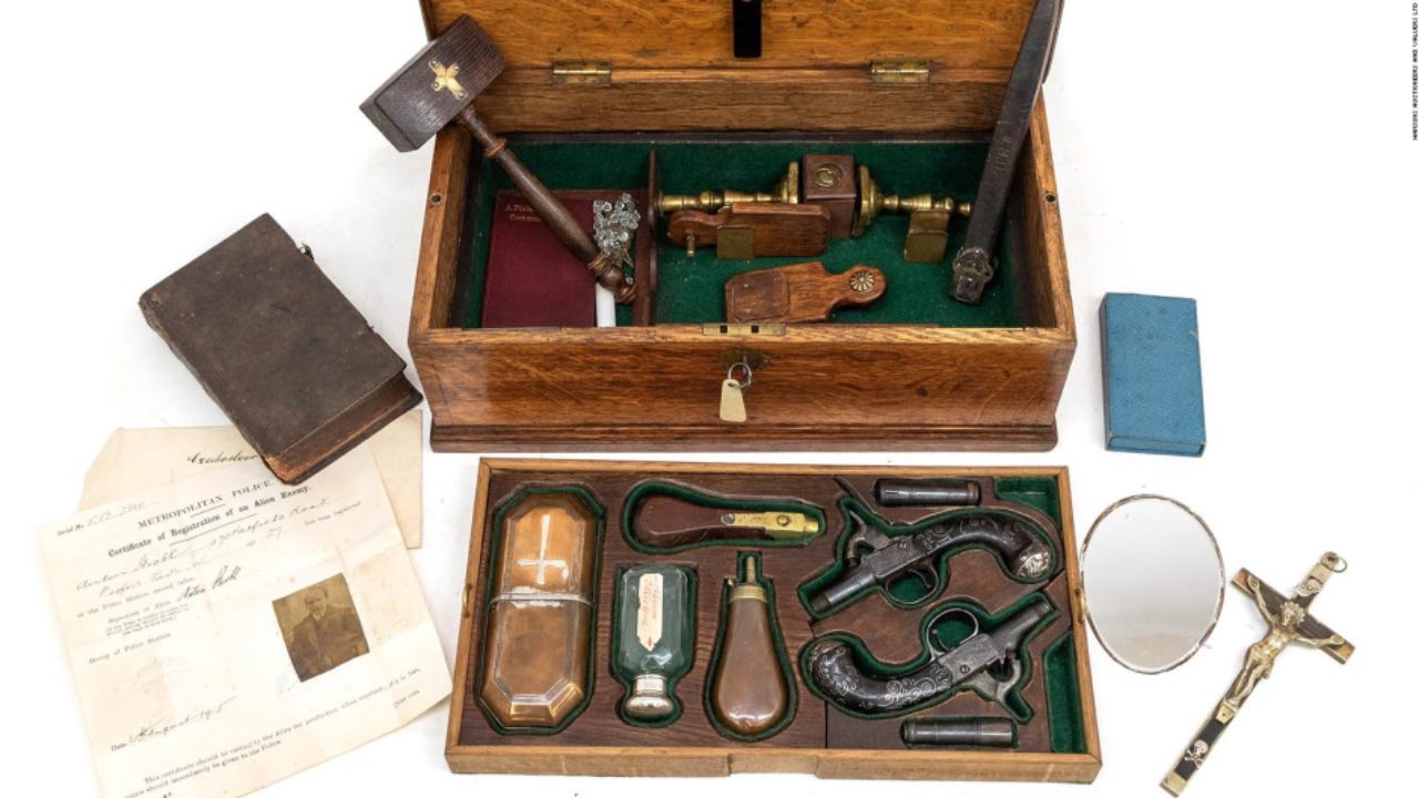 Antiguo KIT para matar VAMPIROS se subastó por miles de dólares