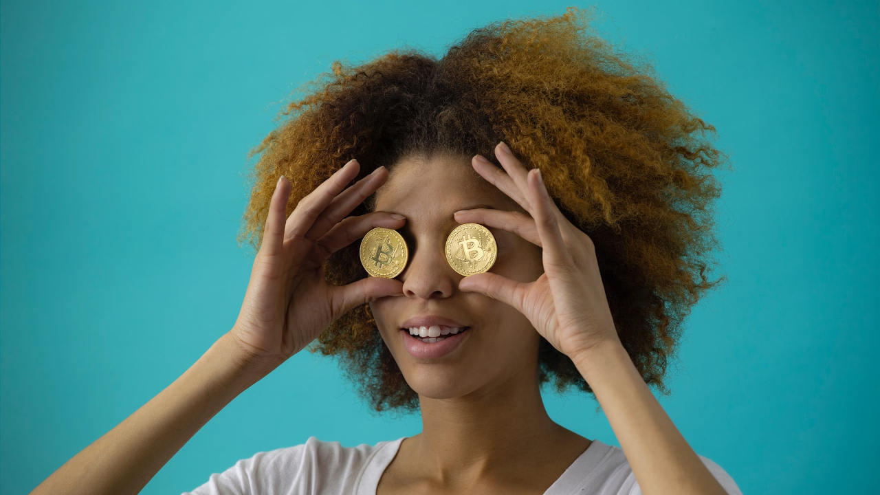 Mujeres prefieren invertir en criptomonedas que en Forex: ¿Por qué?