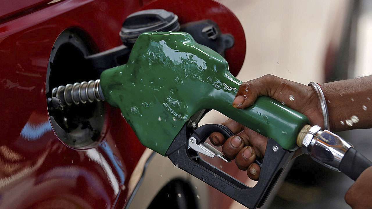 Comprar gasolina sale costoso cada día