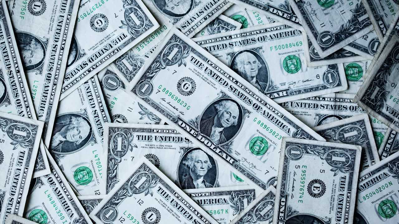 3 trucos fáciles para identificar un dólar falso