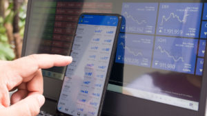 Mujeres prefieren invertir en criptomonedas que en Forex: ¿Por qué?