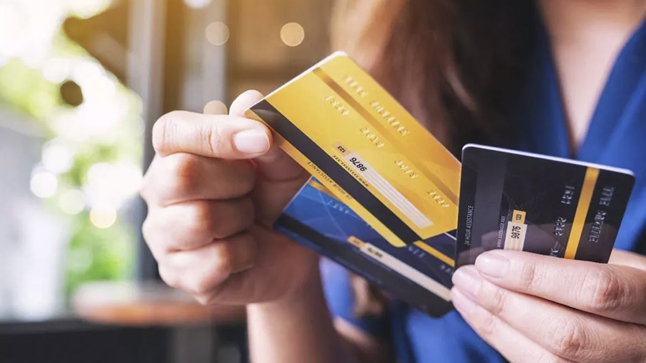 ¿Prestas tu tarjeta de crédito a familiares o amigos? El SAT puede sancionarte