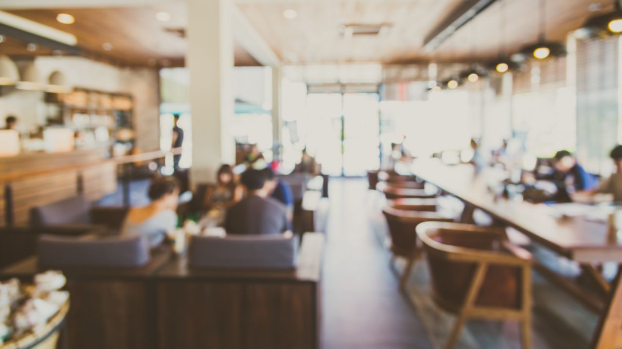 RESTAURANTE demanda a CLIENTE por exigir de vuelta la propina