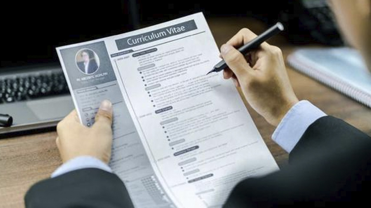 ¿Buscas trabajo? Estos son 5 PUNTOS que debes ELIMINAR de tu CV para conseguirlo